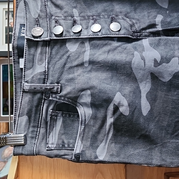 EUC Kut from the Kloth: Connie High-rise Ankle Skinny, Black/Gray Camo, Size 2 - Picture 3 of 9